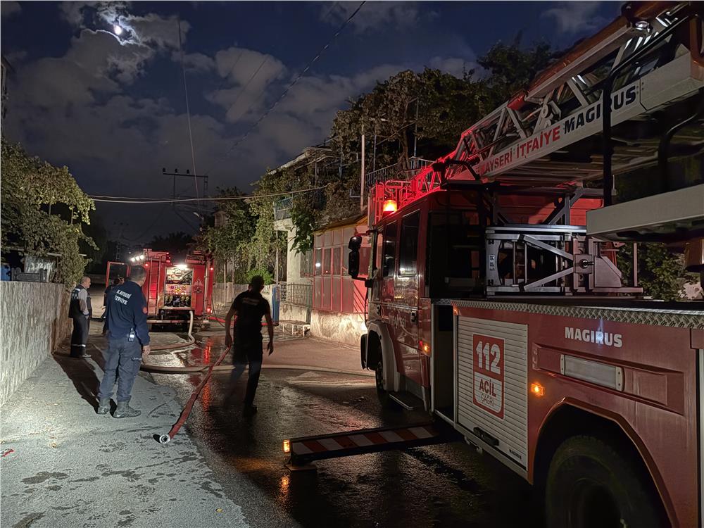 Mangaldan çıkan yangın evin çatısını küle çevirdi