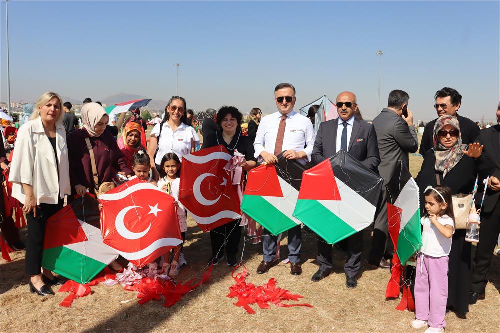 Minik öğrenciler gökyüzünden mesaj verdi