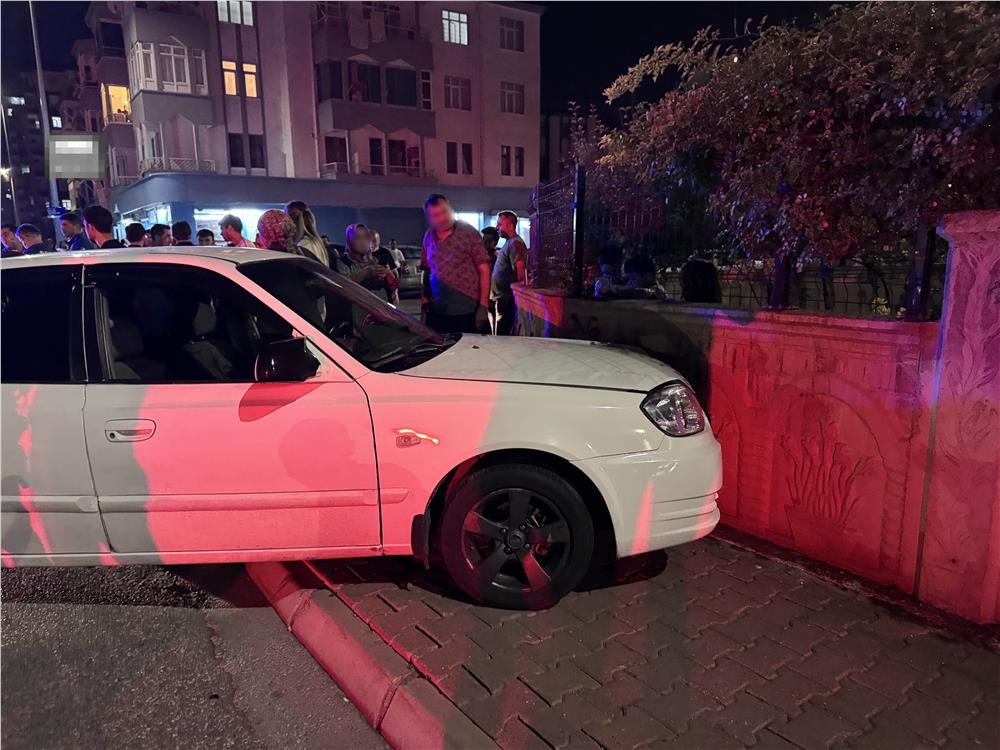 Ticari araçla çarpışan otomobil bina duvarına çarptı