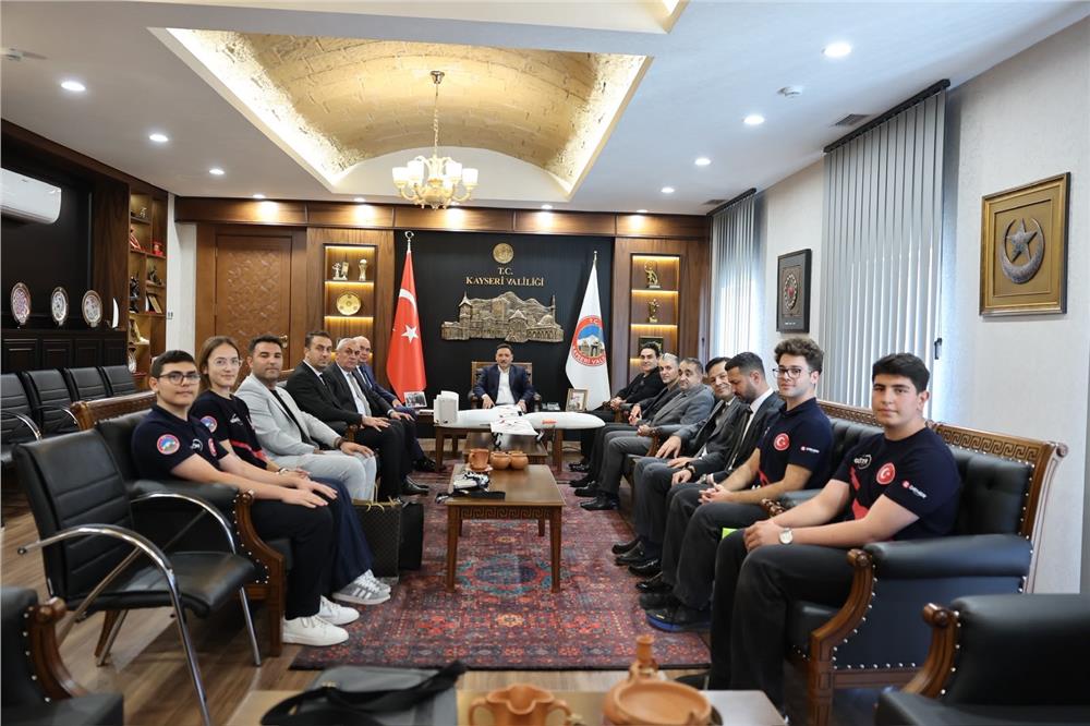 Vali Gökmen Çiçek, GÖKTİM KartalAir Takımı Dünya Şampiyonlarını kabul etti