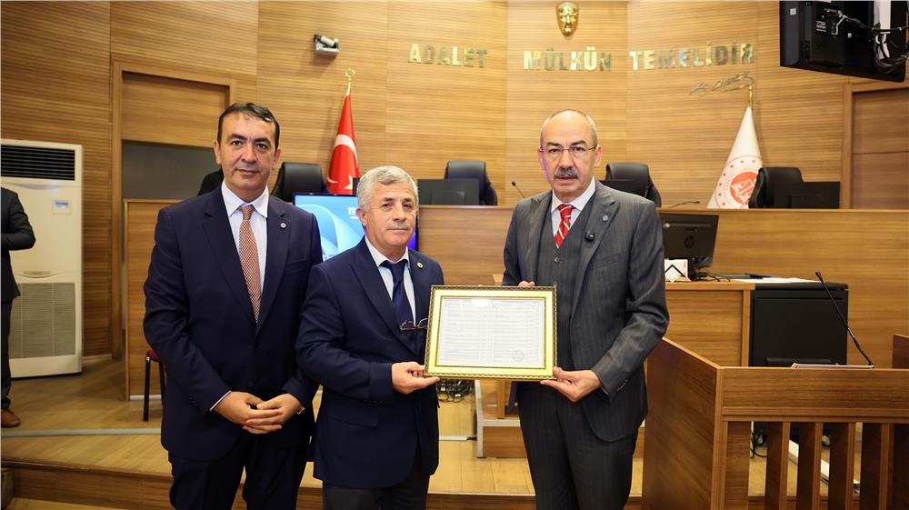 Başkan Ömer Gülsoy mazbatasını aldı