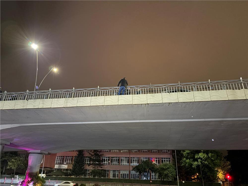 İntihar etmek için köprüye çıkan şahsı polis ekipleri ikna etti