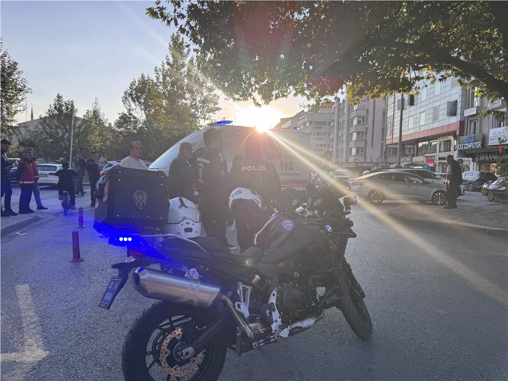 Kavşaktan dönen motosikletli Yunus ekibi kaza yaptı