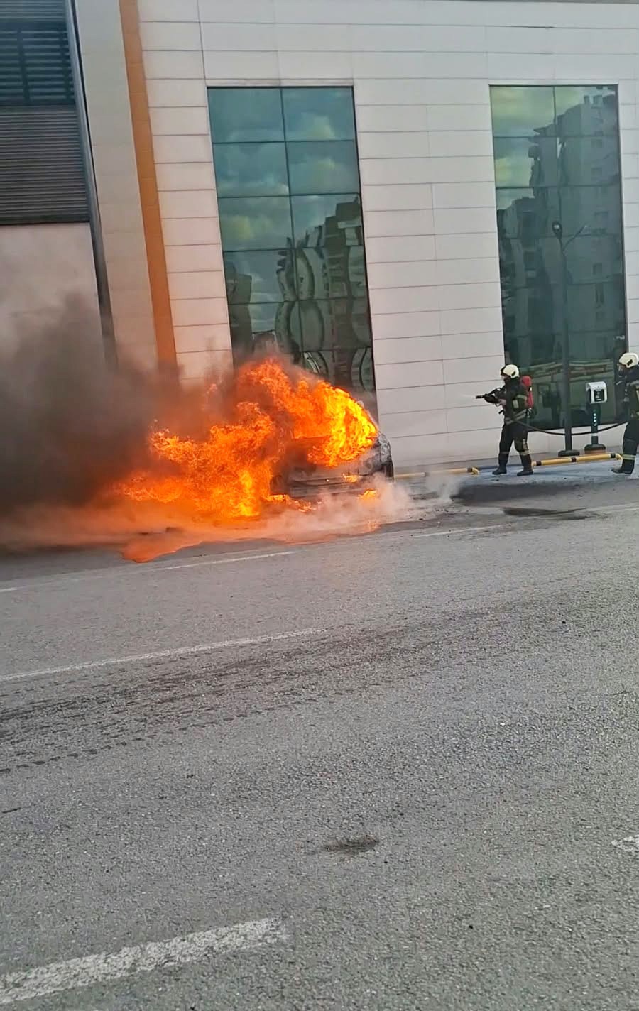 Kayseri'de elektrikli otomobil alev alev yandı