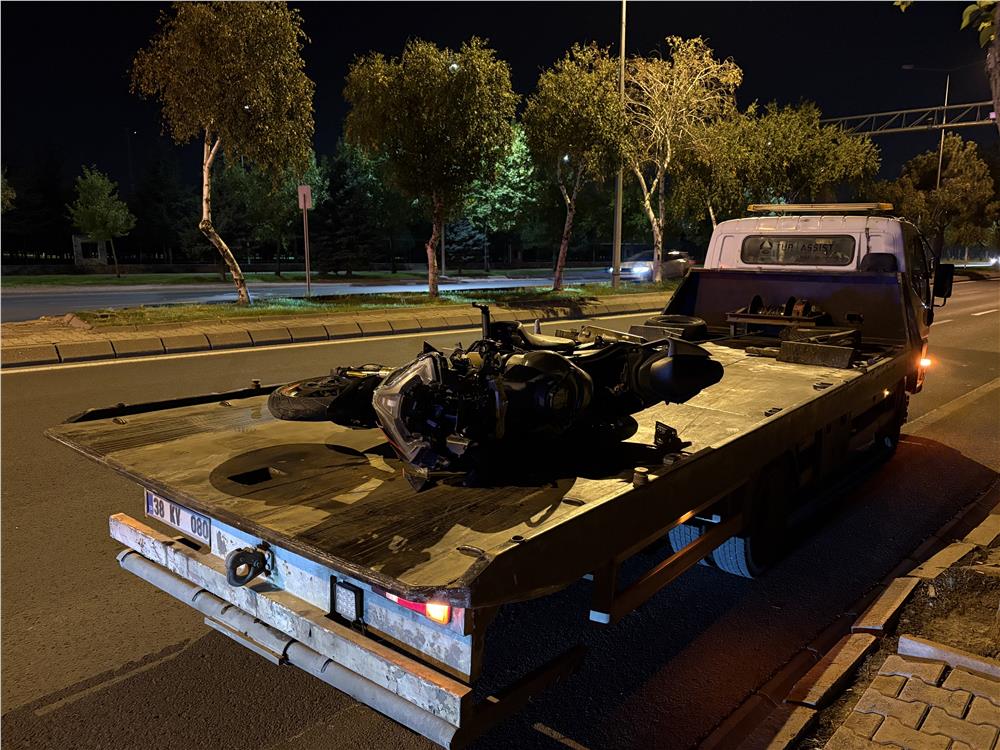Kayseri’de otomobile ve trafik levhasına çarpan motosiklet sürücüsü 50 metre sürüklendi