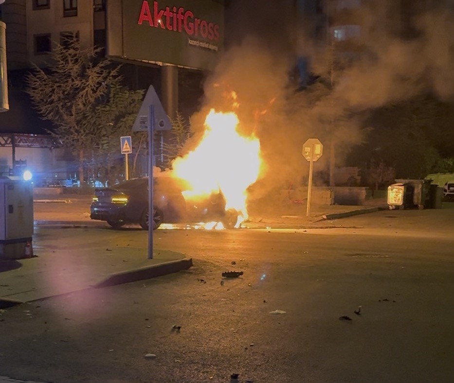Kayseri'de park halindeki otomobile ve ağaca çarpan otomobil alev aldı: 1'i ağır, 2 yaralı