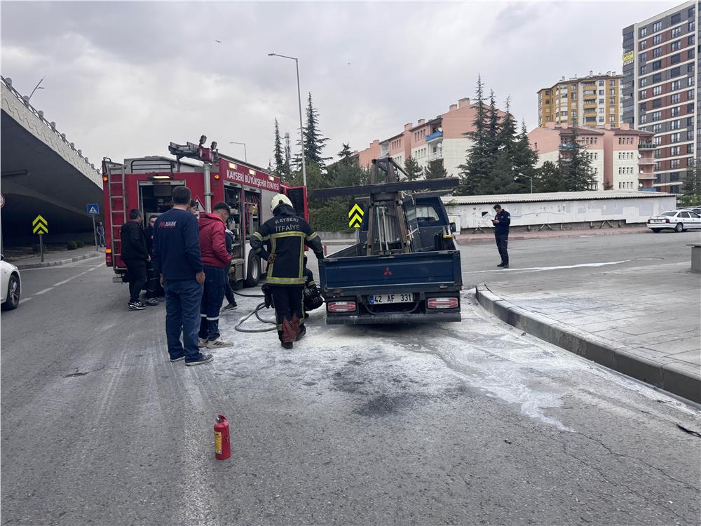 Seyir halindeki kamyonetin lastiği yandı
