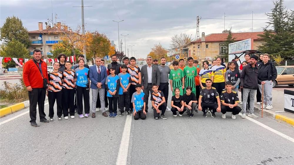 Tomarza'da 29 Ekim Cumhuriyet Kupası Atletizm Yarışları düzenlendi